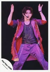 【中古】生写真(ジャニーズ) Hey! Say JUMP/山田涼介/ライブフォト・膝上・衣装紫・両手上げ・背景黒/公式生写真