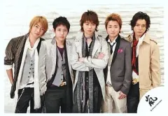 【中古】生写真(ジャニーズ) 嵐/集合(5人)/横型・膝上・背景白・櫻井腕組み/公式生写真