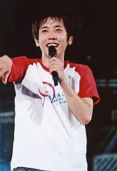 【中古】生写真(ジャニーズ) 嵐/二宮和也/上半身・Tシャツ赤、白・左手マイク・背景黒/ARASHI AROUND ASHIA 公式ライブフォト