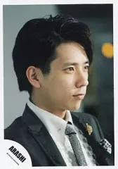 【中古】生写真(ジャニーズ) 嵐/二宮和也/顔アップ・衣装黒白・スーツ・右向き/公式生写真