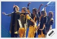 【中古】生写真(ジャニーズ) 嵐/5人/横型・膝上・衣装黄色、黒・縦に並ぶ・大野両手広げ・背景青/公式生写真