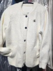 白アンゴラカーディガン + WHOブローチ/ブラック