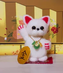 羊毛フェルト　白い可愛い 招き猫 緑色の飾福袋・小判金色のチャーム付き