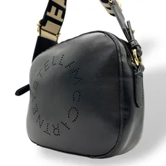 ステラマッカートニー Stella McCartney カメラバッグ ブラック フェイクレザー パーフォレートロゴ ショルダーバッグ クロスボディ 2WAY ロゴストラップ デイリーユース C3