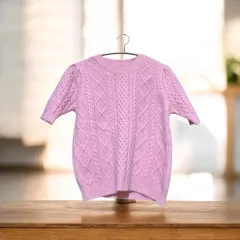 かわいいピンク色 ケーブル編みニット