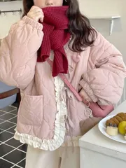 レディースキルティングダウンジャケット、Vネック、フリル付き、可愛らしいAラインダウンコート。 秋冬の防寒に快適で、学生必須アイテム