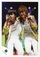 【中古】生写真(ジャニーズ) ジャニーズWEST/藤井流星・重岡大毅/ライブフォト・膝上・衣装緑白・マイク・ピース・肩組み/公式生写真