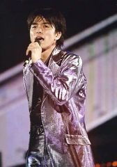 【中古】生写真(ジャニーズ) V6/井ノ原快彦/ライブフォト・上半身・衣装紫・インナー黒・左手マイク・目線上・枠無し/公式生写真