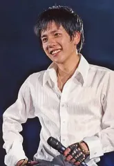 【中古】生写真(ジャニーズ) 嵐/二宮和也/上半身・シャツ白・左手マイク・目線左・背景紺/ARASHI AROUND ASHIA 公式ライブフォト