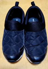 黒 キルティング 防寒スニーカー