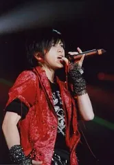 【中古】生写真(ジャニーズ) NEWS/山下智久/ライブフォト・上半身・衣装赤・インナー黒・左手マイク・目線右/公式生写真