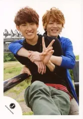 【中古】生写真(ジャニーズ) 関西ジャニーズJr./向井康二・室龍太/膝上・座り・衣装黒青・左手ピース・抱き付き/松竹8月公演「少年たち」パンフ＆グッズ撮影オフショット/公式生写真