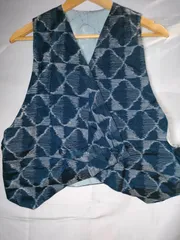 33【リメイク】古布 ベスト アシメ 藍 トップス くるみボタン チョッキ  羽織 薄手 重ね着  着物地 羽織   ハンドメイド  アンティーク ビンテージ 和装 着物 浴衣 手作り 和服  昭和 レトロ 婦人服  一点物 JAPAN 日本
