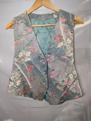 33【リメイク】古布 ベスト 椿 鳥 花柄 トップス くるみボタン チョッキ  羽織 薄手 重ね着  着物地 羽織   ハンドメイド  アンティーク ビンテージ 和装 着物 浴衣 手作り 和服  昭和 レトロ 婦人服  一点物 JAPAN 日本