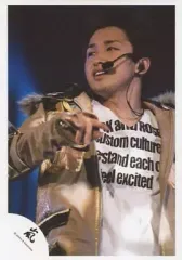 【中古】生写真(ジャニーズ) 嵐/大野智/ライブフォト・上半身・衣装ベージュ・白・イヤホンマイク・目線左・背景青/公式生写真