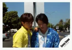 【中古】生写真(ジャニーズ) Sexy Zone/中島健人・菊池風磨/横型・バストアップ・衣装黄色・白・青・目線右・口閉じ・道路・野外/公式生写真