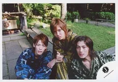 【中古】生写真(ジャニーズ) NEWS/KAT-TUN/山下智久・亀梨和也・赤西仁/横型/浴衣/座り/山下親指立てのサムネイル