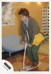 【中古】生写真(ジャニーズ) 嵐/大野智/全身・衣装緑・左向き・キックボードに乗る/公式生写真