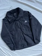 アディダス バスト ロゴ ウィンドブレーカー
