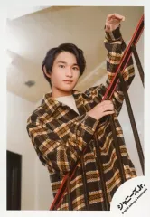 【中古】生写真(ジャニーズ) 関西ジャニーズJr./吉川太郎/膝上・衣装茶色・黄色・チェック柄・両手手すり・右向き/「関ジュ 夢の関西アイランド 2020 in 京セラドーム大阪 ～遊びにおいでや!満足 100%～」グッズオフショット/公式生写真