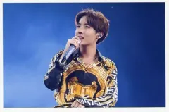 【中古】生写真(男性) 防弾少年団/J-HOPE(ジェイホープ)/横型・ライブフォト・バストアップ・衣装黒.黄色・右手マイク・背景青・ポストカードサイズ/Blu-ray「2019 BTS 5TH MUSTER [MAGIC SHOP]」特典ランダム生写真