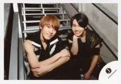 【中古】生写真(ジャニーズ) Travis Japan/松倉海斗・松田元太/横型・膝上・座り・衣装黒・松倉腕組み・松田右手顎・階段/「Endless SHOCK」グッズオフショット/公式生写真