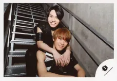 【中古】生写真(ジャニーズ) Travis Japan/松田元太・松倉海斗/横型・膝上・座り・衣装黒・松田両手松倉の肩・階段/「Endless SHOCK」グッズオフショット/公式生写真