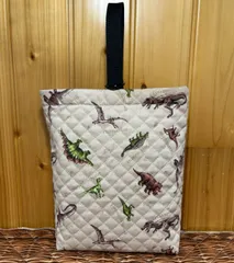 397 ハンドメイド　大きめ　上履き袋　上靴入れ　シューズ袋　キルティング　 キルト　ネームタグ付き　恐竜　恐竜図鑑　ダイナソー　サウロロフス　トリケラトプス　ティラノサウルス　ステゴサウルス　プテラノドン　ブラキオザウルス　小学校　こども園　幼稚園　保育園