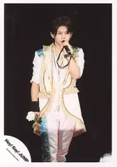 【中古】生写真(ジャニーズ) Hey! Say! JUMP/山田涼介/ライブフォト・膝上・衣装白・左手マイク・背景黒・右手花/公式生写真