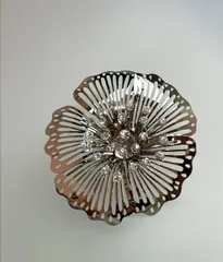 希少 AVON エイボン ヴィンテージ フラワー ブローチ シルバー トーン クリスタル 華やか