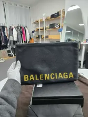 A級コンディション バレンシアガ ロゴ クラッチバッグ