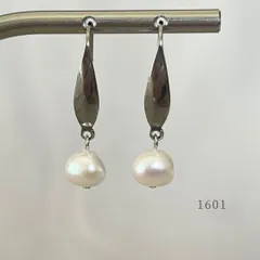 艶めくバロック淡水パール　ピアス　・・✽・・　〈真珠　サージカルステンレス　フック〉