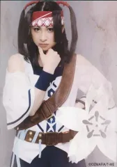 【中古】生写真(女性) 関谷真由(アンデ)/上半身・キャラクターショット・衣装白・黒・右手親指顎/舞台「OZMAFIA!!」ランダムブロマイド