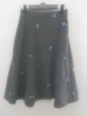 ◇ AG by aquagirl 花柄 刺繍 膝下丈 フレア スカート サイズS グレー系 マルチ レディース P  【1301260013977】