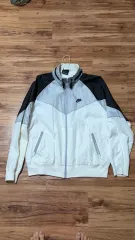 ナイキ ウィンドブレーカー