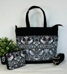 【裁縫ストア・ボヌール】大人かわいい　英国風　ウィリアムモリス　モダファブリック　いちご泥棒　ブラック&ホワイト　ファスナー付きトートバッグ(大きめ)　ポケットいっぱい　ポーチ　ショルダーバッグ　 ハンドメイド/ №500-720