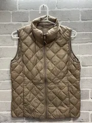 A【A22-27】◇ UNIQLO Mサイズ ダウンベスト　ベージュカラー