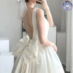 新品 未使用 ウェディングドレス パーティードレス 結婚式 披露宴 演奏会 ワンピース背中空き　パール リボン付き ミモレ丈  ホワイト