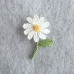 ブローチ　コサージュ　ハンドメイド　手作り　手編み　刺繍糸　レース編み　編み物　かぎ針編み　マーガレット　花　ひなぎく　スノーポール　デイジー　デージー　白　黄色　緑　レトロ　可愛い　かわいい　ナチュラル　おしゃれ　お出かけ