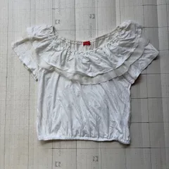 ト2512-②-5480 アースミュージック&エコロジー　オフショルフリルTシャツ　白　M