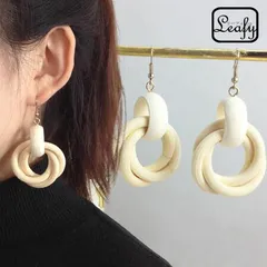 ウッドピアス トリニティ 大振り オフホワイト ナチュラル ぬくもり フックピアス 抜け感 夏 お祭り 浴衣 レディース プレゼント バレンタイン ギフト 2026 春 卒業式 入学式 デート パーティー ナチュラル系 アクセサリー ピアス