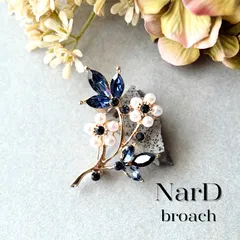ネイビーフラワーブローチ　かわいい お花 フラワー 和装 和服 お呼ばれ 入学式 卒業式 発表会 結婚式 フォーマル 式典 セレモニー パール 上品 カジュアル キラキラ 新品 大人 コサージュ ギフト プレゼント 新品未使用 NerD