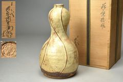寺池静人作 躍葉文花瓶 共箱 栞付 日展会員 在銘 花器 花入 飾壺 陶芸作品 寺池静人作 躍葉文花瓶 共箱 栞付 日展会員 在銘 花器 花入 飾壺 陶芸