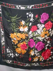 ⑱【美品】VALENTINO GARAVANI 大判スカーフ 花柄 大判 黒 ブラックアンティーク  タペストリー テーブルクロス 骨董 年代物 レトロ vintage 80s 90s ヴァレンティノ