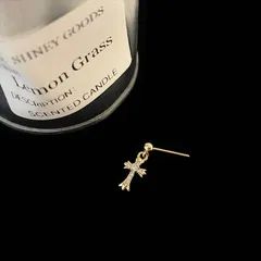 ゴールド リボン ピアス 小ぶり シンプル ミニ 韓国アクセサリー 上品 大人可愛い フェミニン きれいめ 普段使い オフィス デート 重ね付け レディース