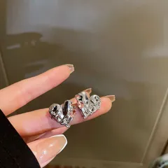 シルバー デザイン ピアス ぷっくり 個性派 立体感 モード 韓国アクセサリー トレンド 大人カジュアル シンプル コーデ映え レディース