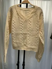 ケーブル編みVネック ニット (アイボリー)