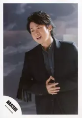 【中古】生写真(ジャニーズ) 嵐/大野智/膝上・衣装黒・両手重ね・顔左下向き・口開き・右寄り/「I seek/Daylight」PV＆ジャケ写撮影オフショット/公式生写真