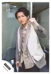 【中古】生写真(ジャニーズ) 嵐/大野智/膝上・衣装グレーベージュ白黒・左手グー上げ・体左向き・やや前屈み/「Power of the Paradise」PV＆ジャケ写撮影/公式生写真