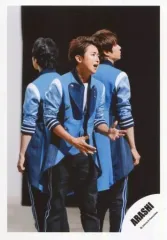 【中古】生写真(ジャニーズ) 嵐/大野智/膝上・衣装青紺・両手パー・口開ける・体右向き/シングル「夏疾風」MV＆ジャケ写撮影オフショット/公式生写真